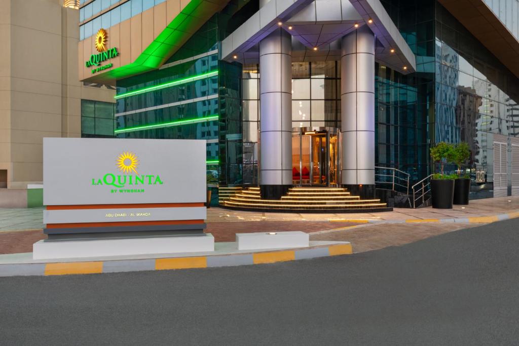 Certifikát, hodnocení, plakát nebo jiný dokument vystavený v ubytování La Quinta by Wyndham Abu Dhabi Al Wahda