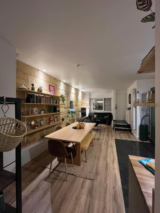 un grand salon avec une table et un canapé dans l'établissement Appartement avec cour, à Bordeaux