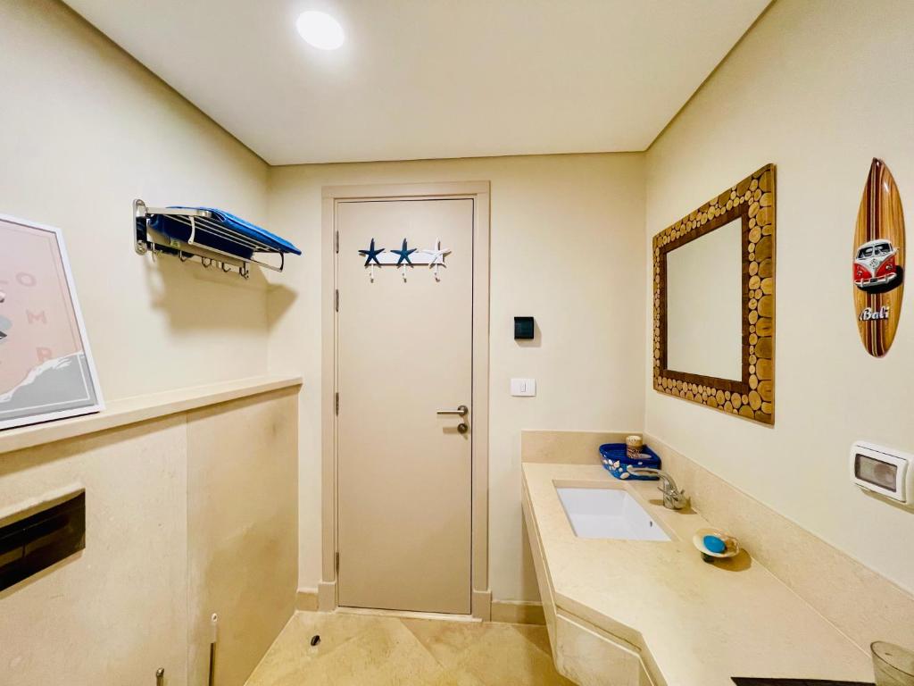 Koupelna v ubytování Mangroovy - Elgouna Authentic Designer shared home 2 BDR each with private bathroom for Kitesurfers with Pool View & Beach Access