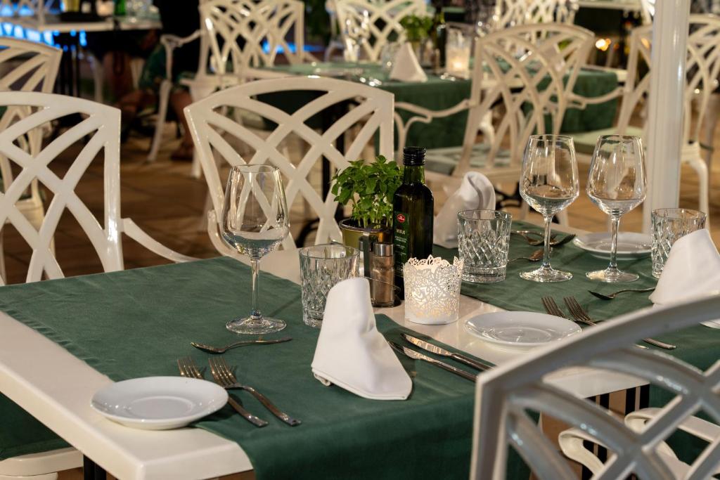 A restaurant or other place to eat at Hotel Araxa - Adults Only