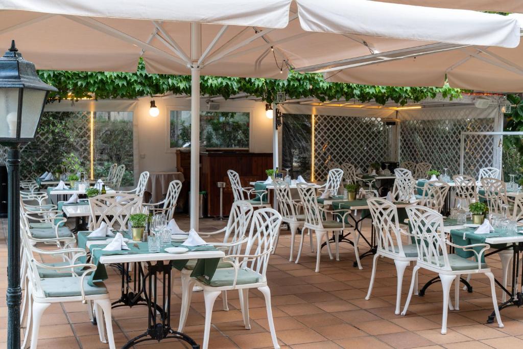 A restaurant or other place to eat at Hotel Araxa - Adults Only