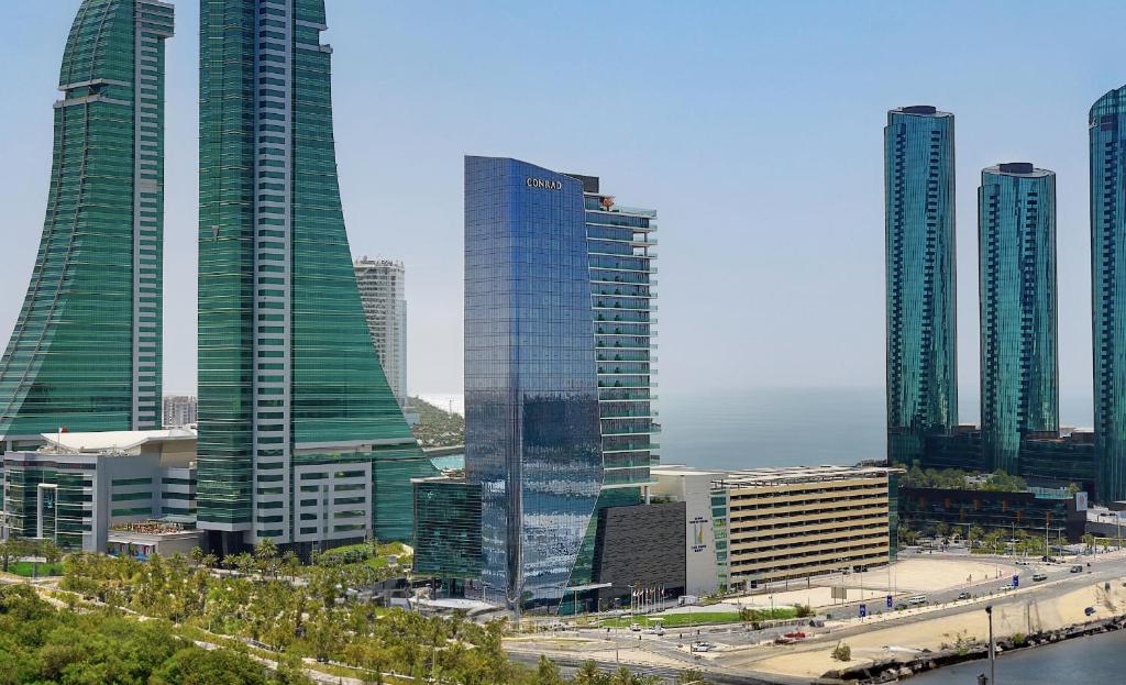 un grupo de edificios altos en una ciudad en Conrad Bahrain Financial Harbour, en Manama