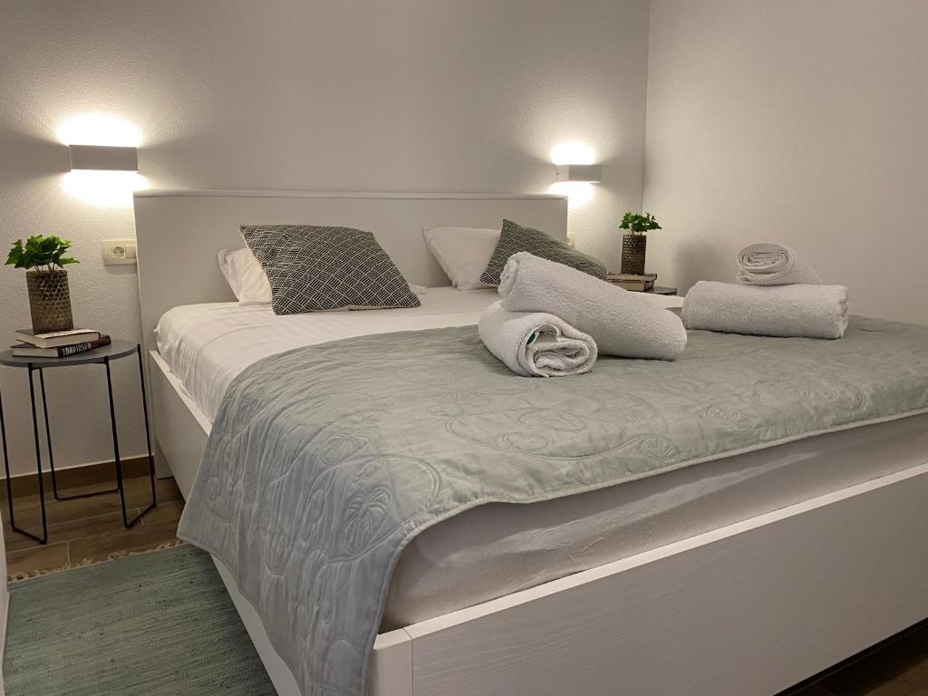 ビリセにあるVilla Andrejの大きな白いベッドと2つの枕