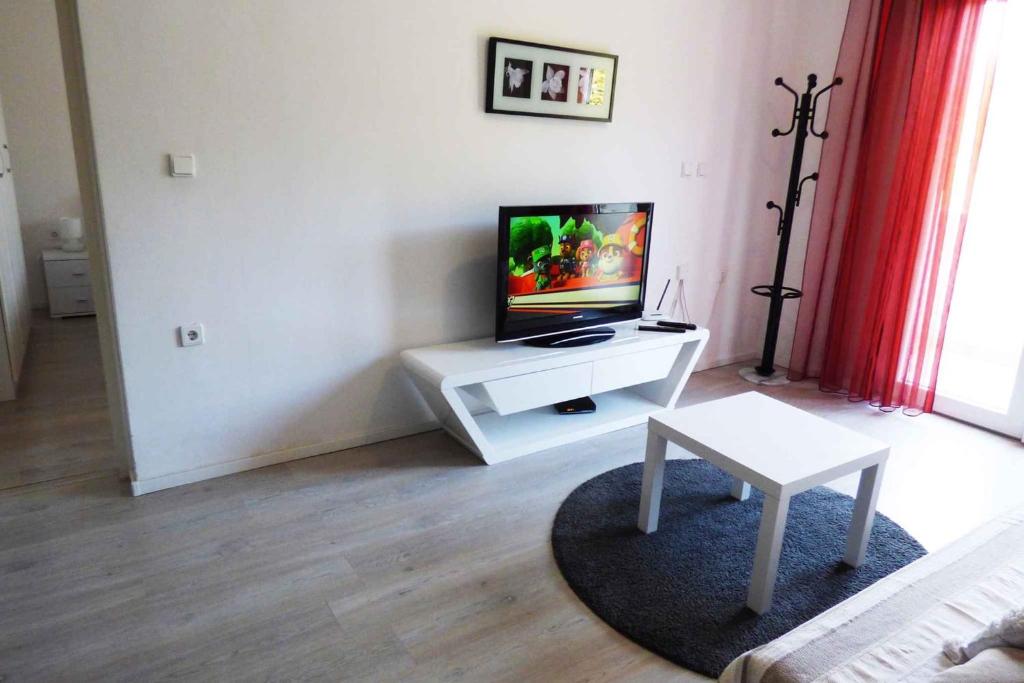 Telewizja i/lub zestaw kina domowego w obiekcie Apartmani Leonardo in Rabaca 36488