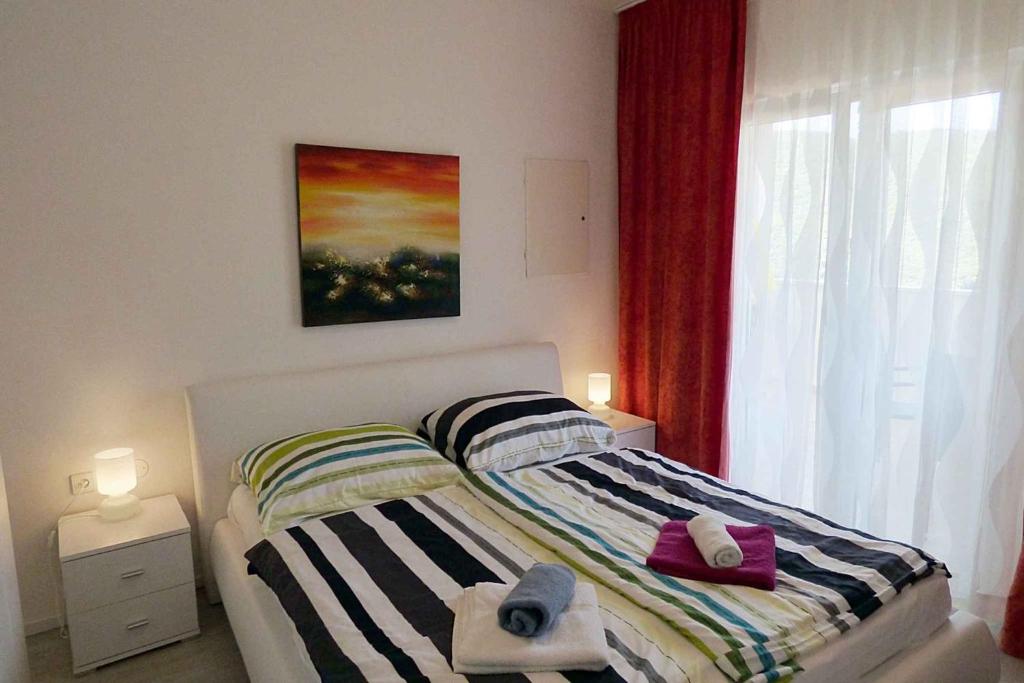 Łóżko lub łóżka w pokoju w obiekcie Apartmani Leonardo in Rabaca 36488