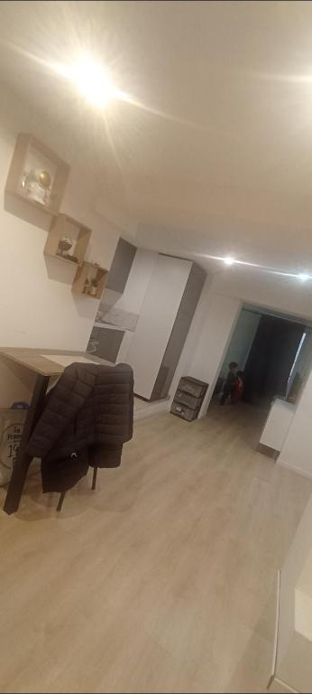 un salon avec un canapé et une table dans l'établissement Maison familiale avec une chambre, salon et cuisine, nous vous proposons un appartement Avec tout équipé et ménage, à Aubervilliers