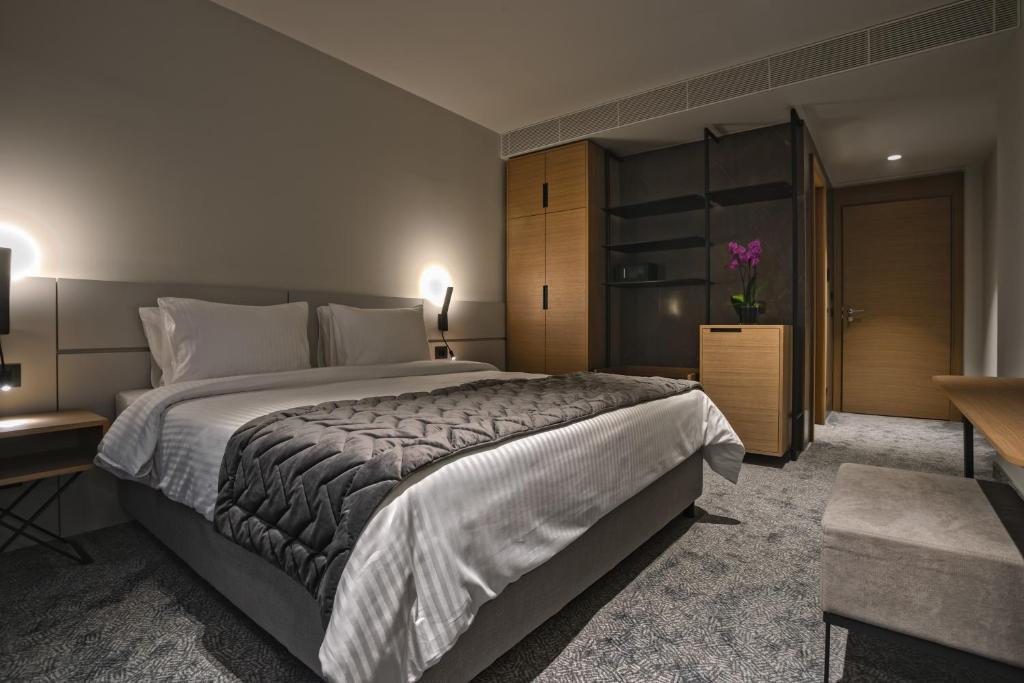 Hotel Mona Plaza客房内的一张或多张床位