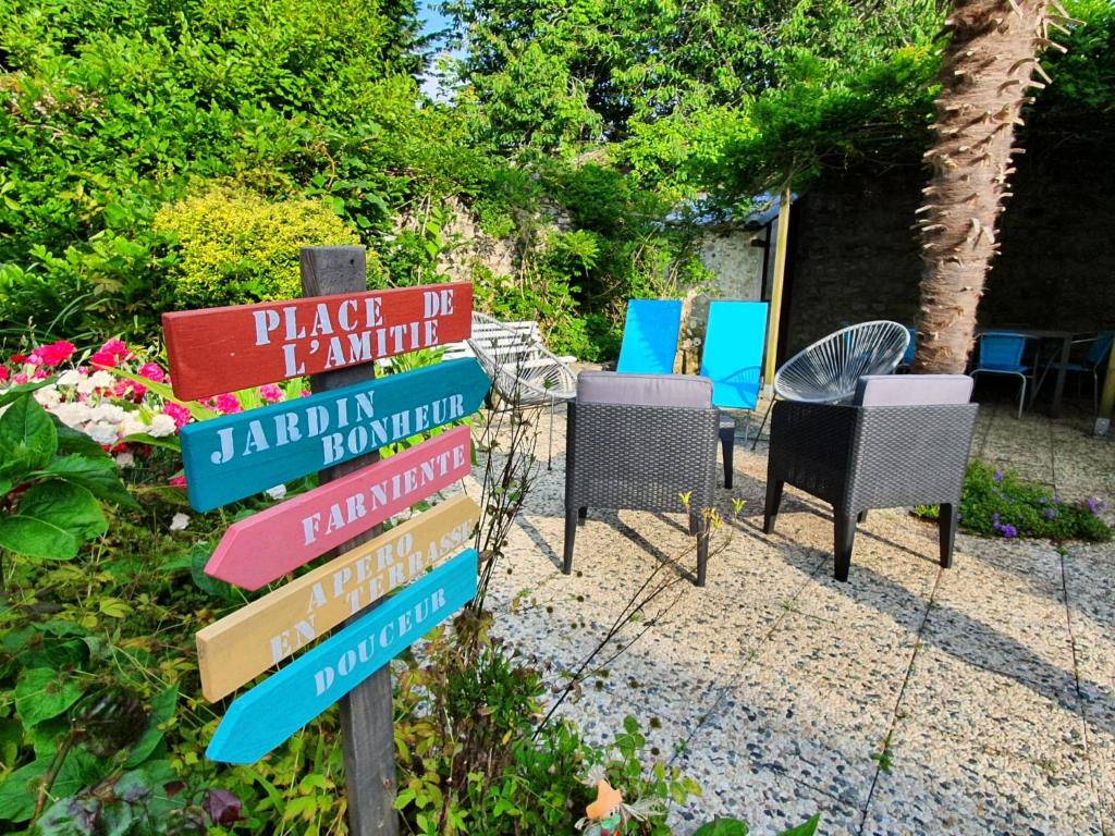 un tas de panneaux de signalisation dans une cour avec des chaises dans l'établissement Maison spacieuse avec jardin clos, vélos à disposition, plages à 2 kms, à Tréffiagat