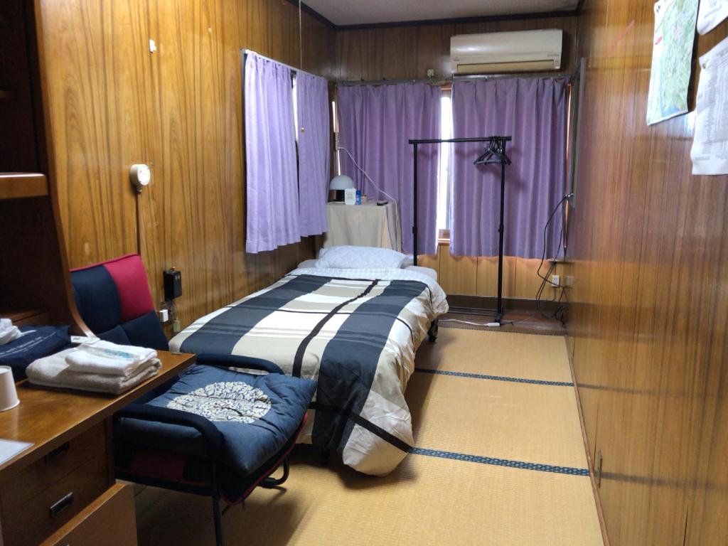Postel nebo postele na pokoji v ubytování TSUKASA HOUSE English OK Kumano Kodo Experienced Lodge Within walking distance from station 無料駐車場あり