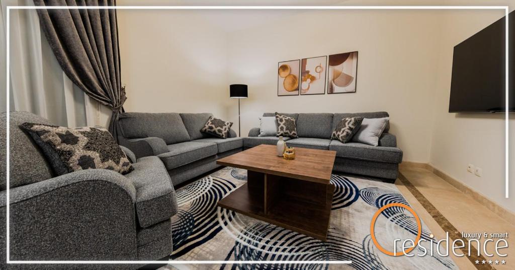 Posezení v ubytování Luxurious hotel apartment with 2 master bedroom,3 -bathroom in Mivida New Cairo - 5B