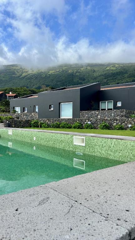 Bazén v ubytování Casas da Prainha A nebo v jeho okolí