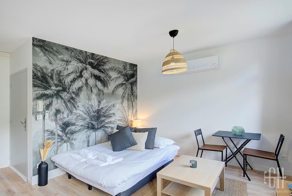 un salon avec un lit et une table dans l'établissement La Jonquille - A 2 min de Tours, à Tours