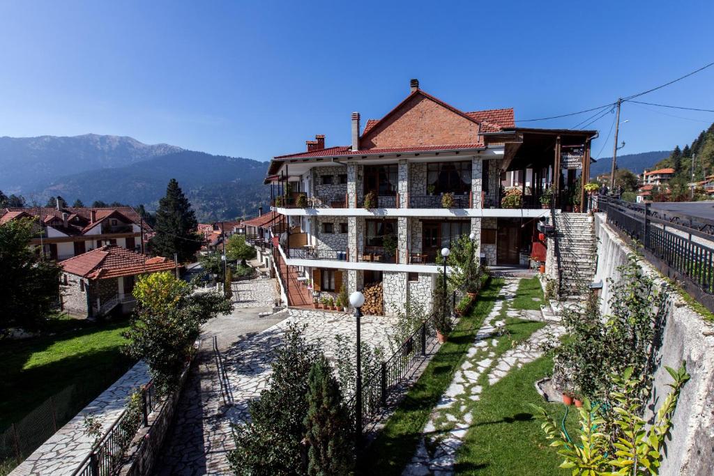 una casa en una colina con una valla en Hotel Dryades en Elati Trikalon