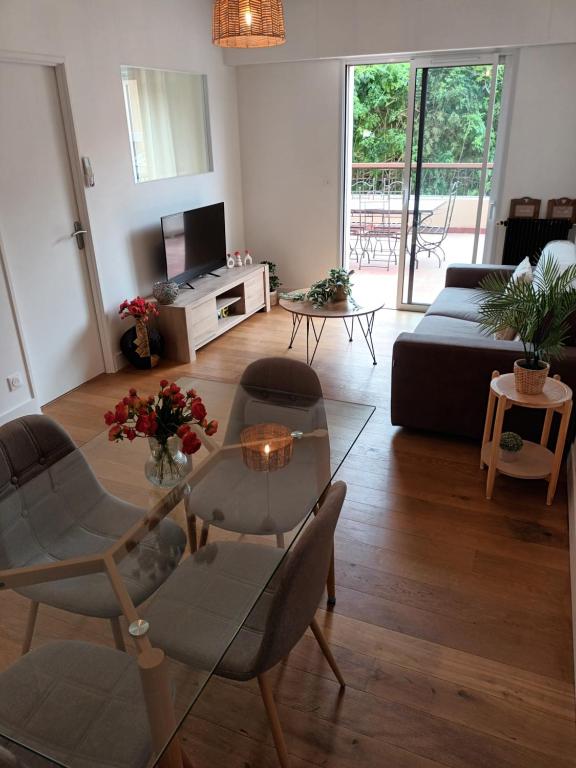 un salon avec une table en verre et un canapé dans l'établissement Centre ville, à Hyères