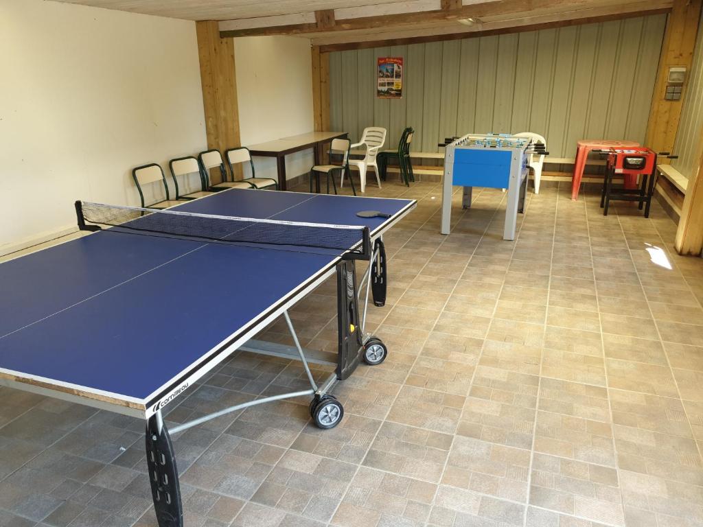Stolní tenis v ubytování Camping de Brouël nebo okolí