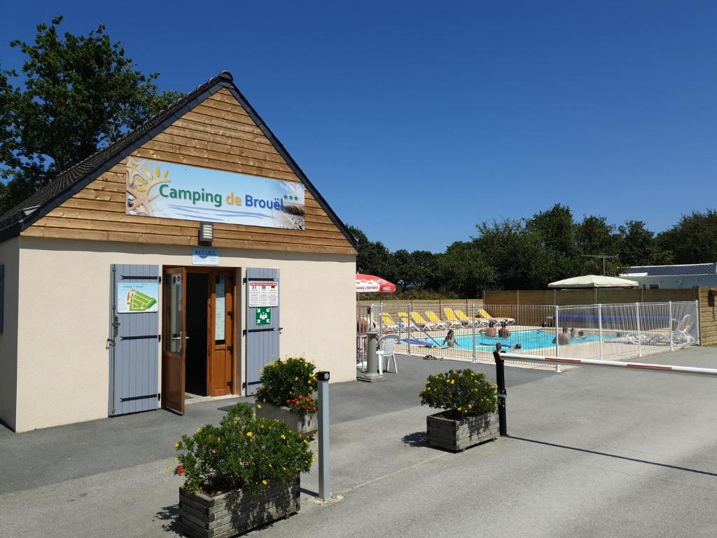 Bazén v ubytování Camping de Brouël nebo v jeho okolí
