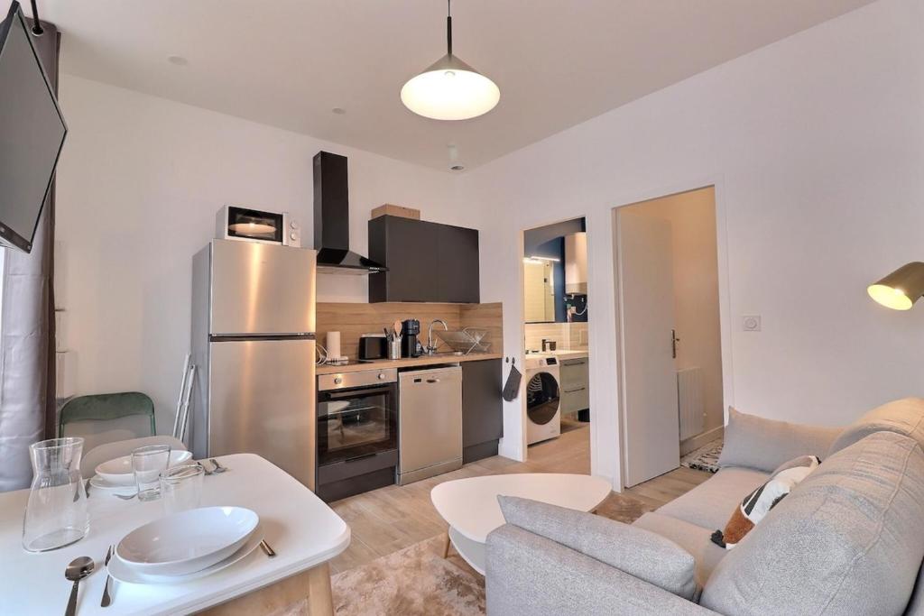 un salon avec un canapé et une table dans l'établissement Degemer - T1 Apartment in Charpennes - Villeurbanne, à Villeurbanne