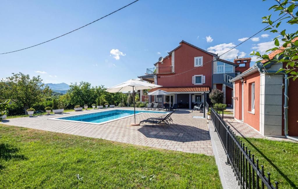 una casa con piscina in giardino di 2 Bedroom Lovely Apartment In Citluk a Čitluk
