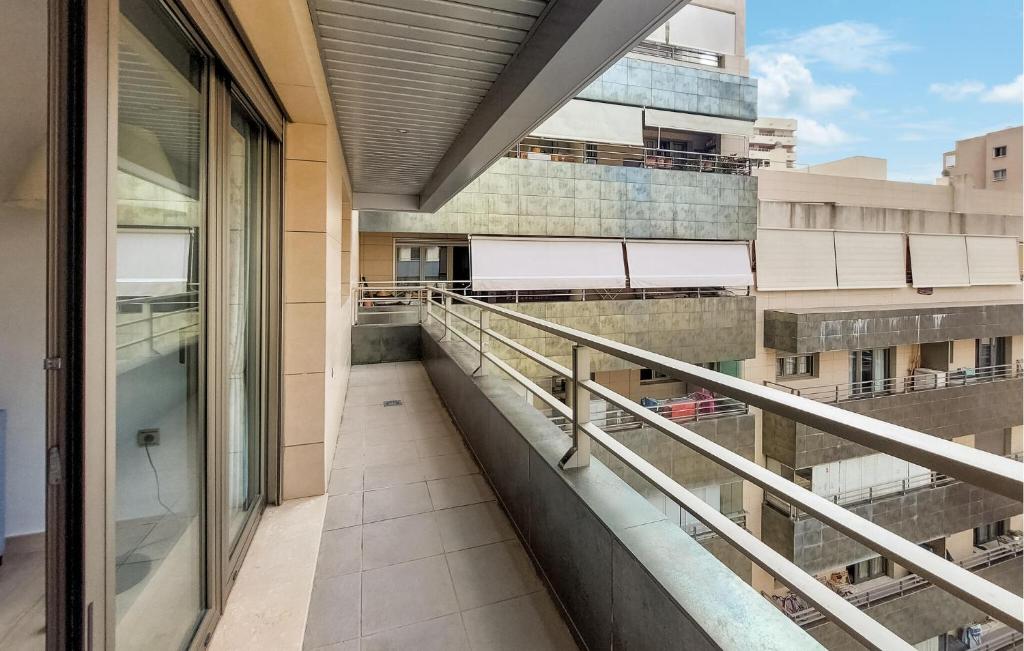 カディスにあるStunning Apartment In Cadiz With Wifiの建物が見えるバルコニー