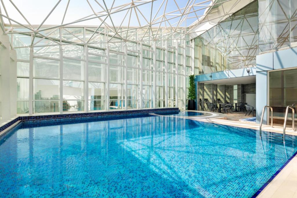 Bazén v ubytování La Quinta by Wyndham Abu Dhabi Al Wahda nebo v jeho okolí