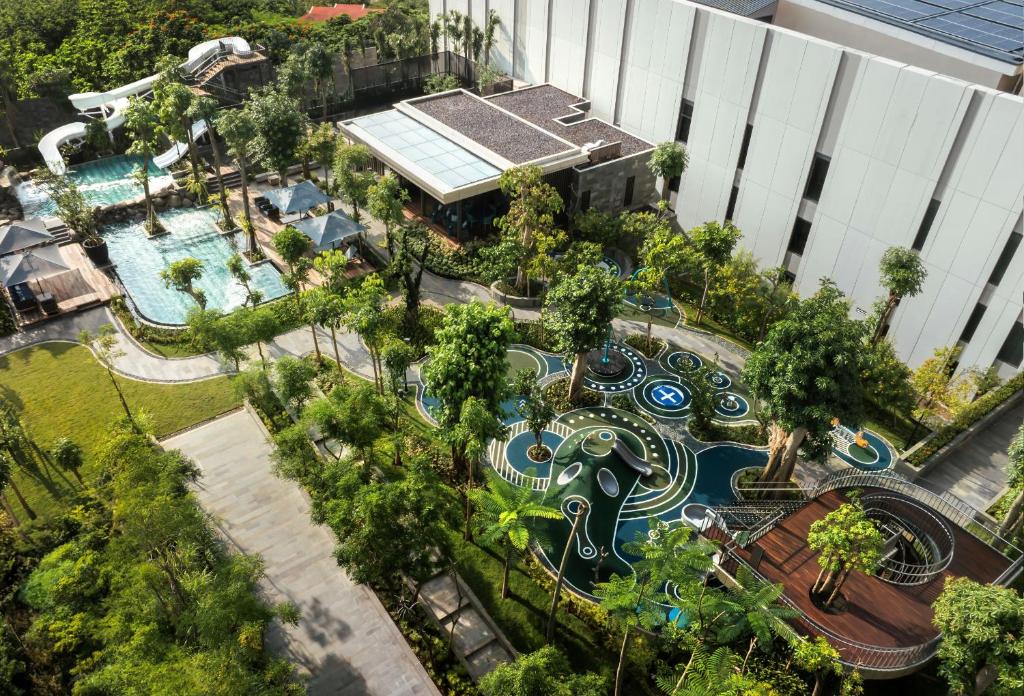 Bazén v ubytování Padma Hotel Semarang nebo v jeho okolí