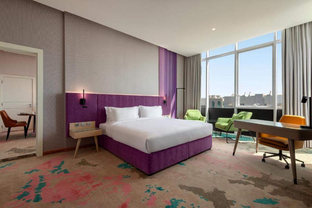 Postel nebo postele na pokoji v ubytování La Quinta by Wyndham Abu Dhabi Al Wahda