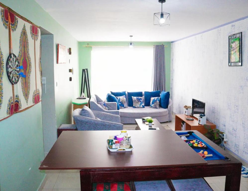 Posezení v ubytování Cozy Rooms JKIA - 3 Bedroom With 5 Beds, 2Baths