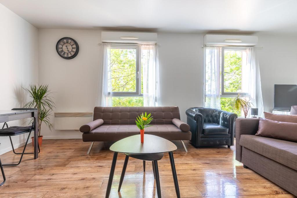 un salon avec un canapé et une table dans l'établissement Studio Disneyland Paris, à Montévrain