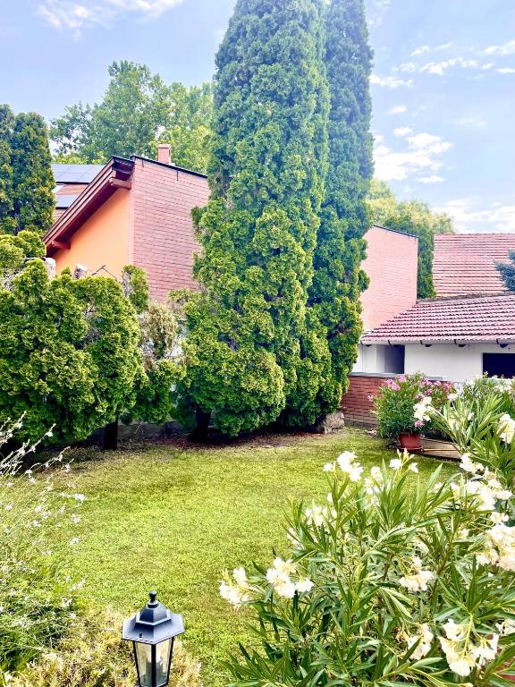 Ogród w obiekcie Barát Vendégház - Cosy Guesthouse - Teljes ház privát udvarral - 4 szoba, 2 fürdő