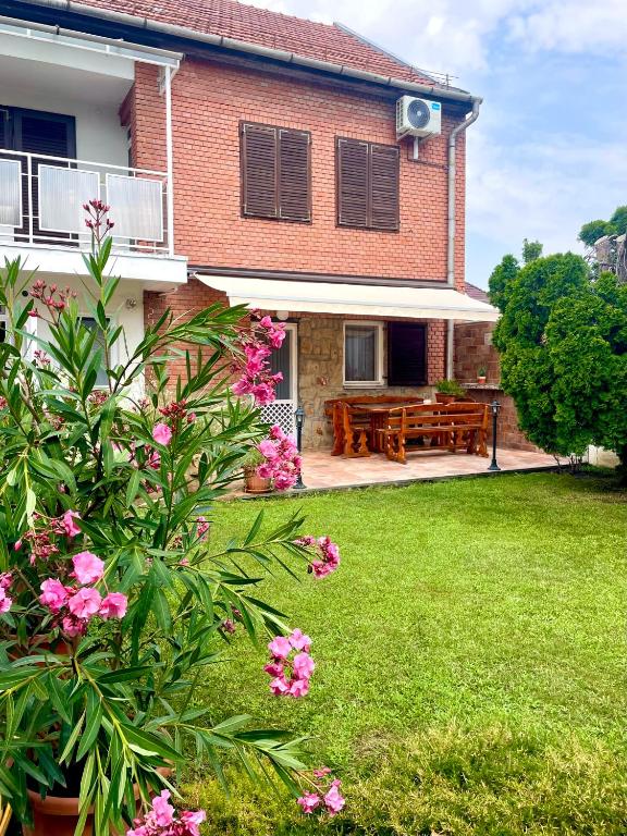 Ogród w obiekcie Barát Vendégház - Cosy Guesthouse - Teljes ház privát udvarral - 4 szoba, 2 fürdő