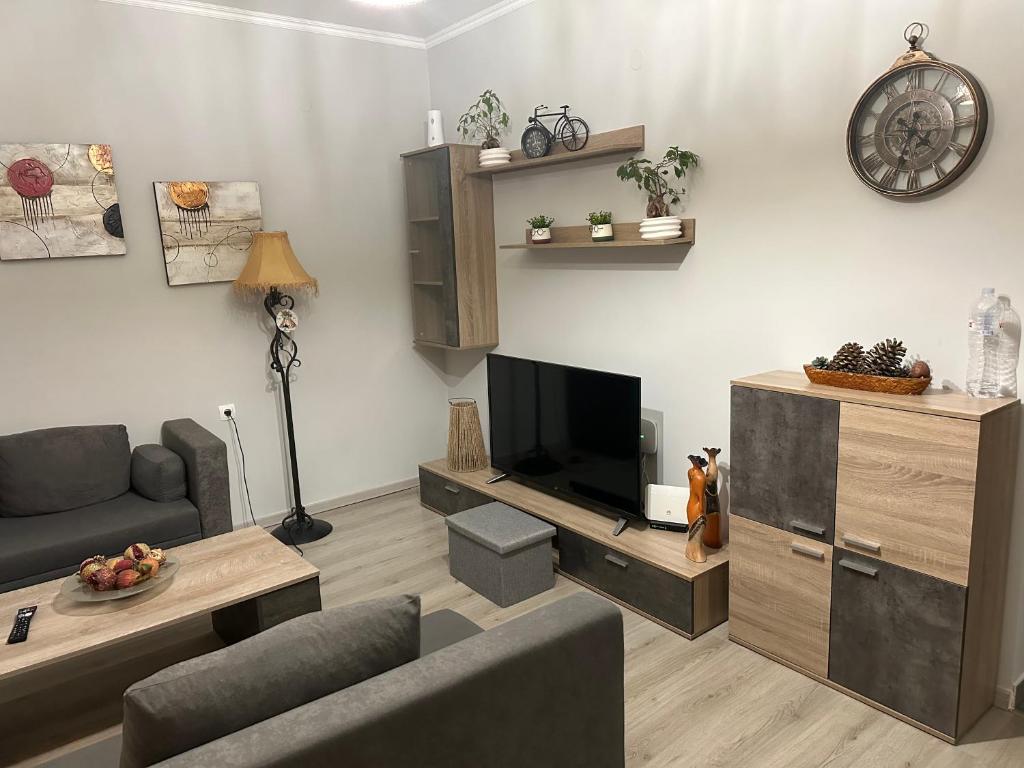 een woonkamer met een bank en een tv bij JennyHouse in Drama