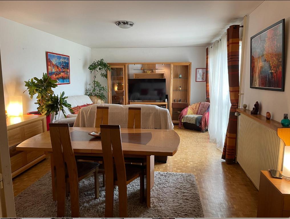un salon avec une table à manger et un salon dans l'établissement Apt 2 pièces, vue admirable, localisation exceptionnelle à 20 mn de Paris, à Noisy-le-Grand