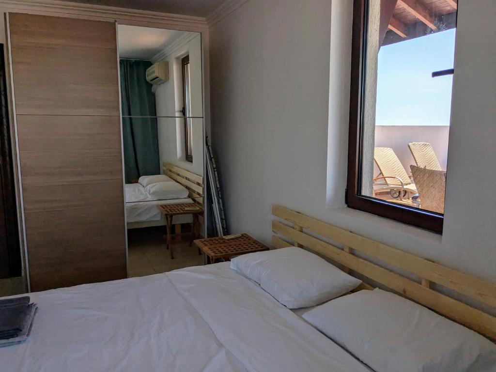 Postel nebo postele na pokoji v ubytování Beachfront Apartment Sveti Vlas
