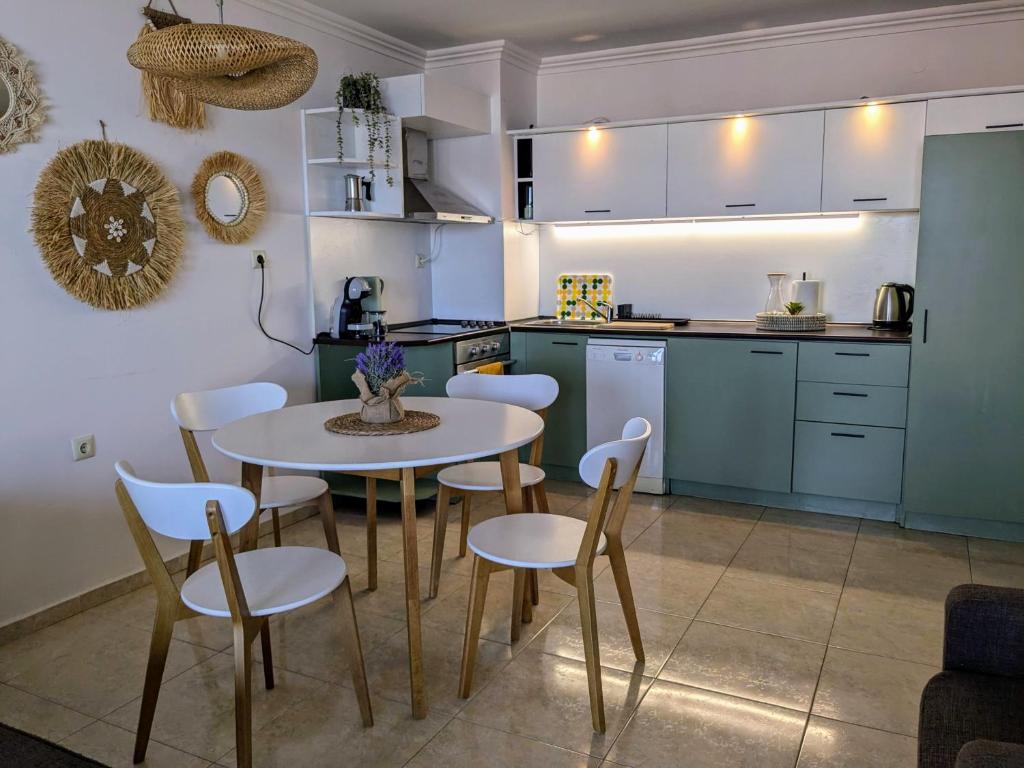 Kuchyň nebo kuchyňský kout v ubytování Beachfront Apartment Sveti Vlas