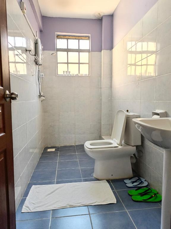 Koupelna v ubytování Cozy Rooms JKIA - 3 Bedroom With 5 Beds, 2Baths