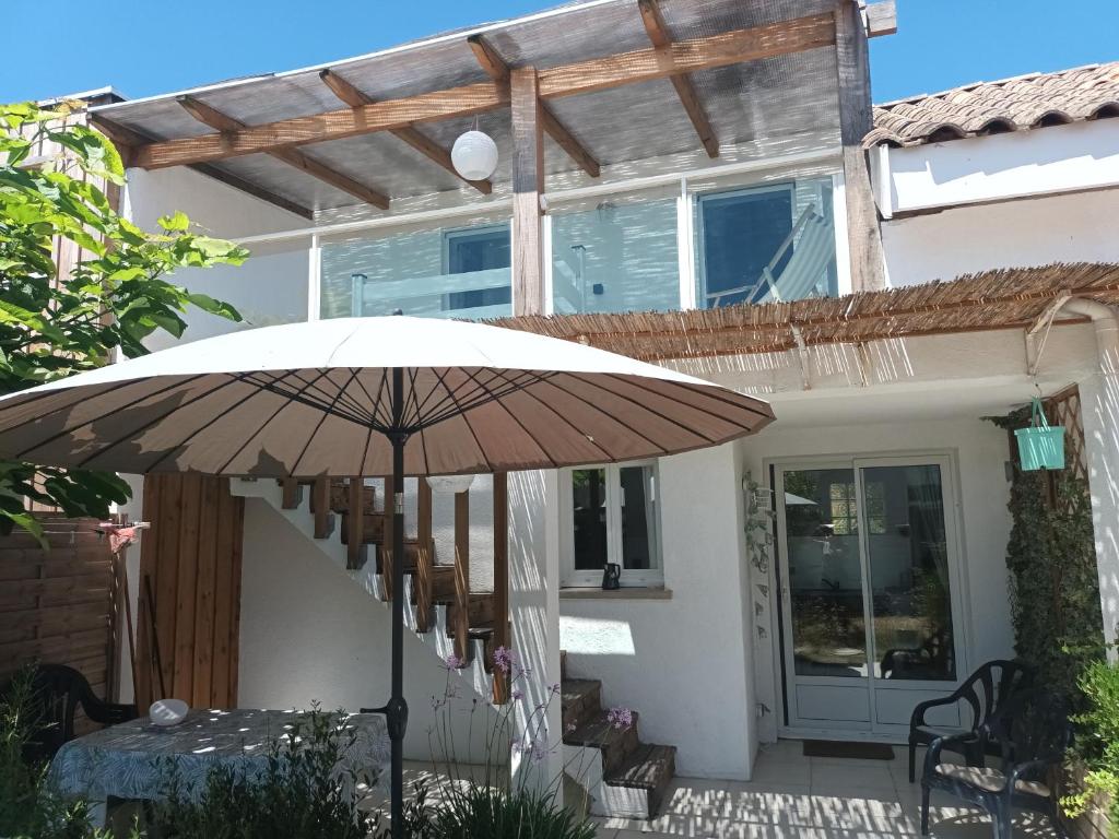 un parapluie assis devant une maison dans l'établissement La Casita, au paradis du surf, à Maubuisson