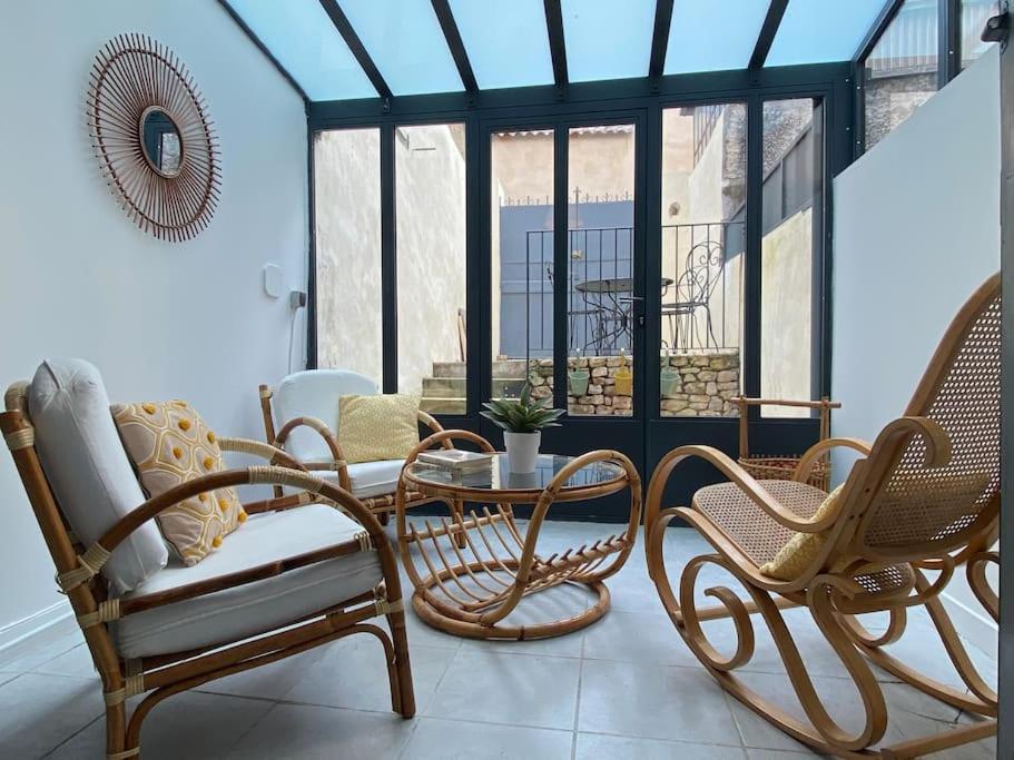 - un groupe de chaises et une table dans une pièce dans l'établissement Calussine maison provençale, à Pernes-les-Fontaines