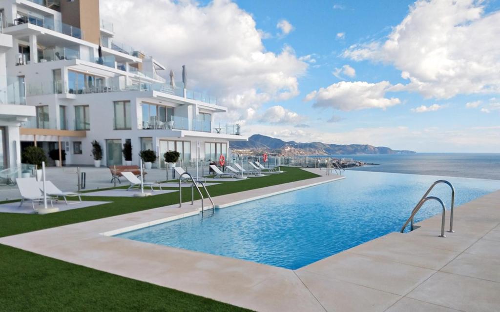 obraz budynku z basenem w obiekcie AP354 - Bayview Hills w mieście Torrox