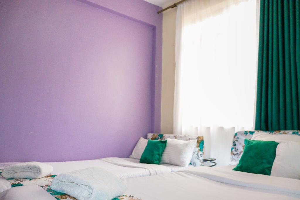 Postel nebo postele na pokoji v ubytování Cozy Rooms JKIA - 3 Bedroom With 5 Beds, 2Baths