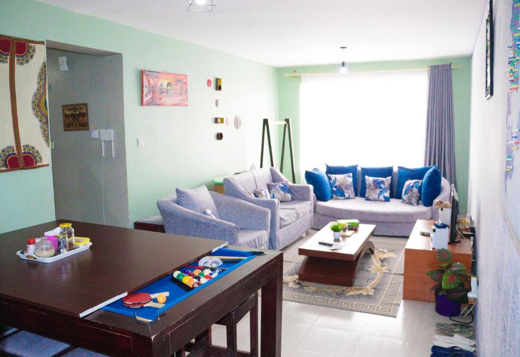 Posezení v ubytování Cozy Rooms JKIA - 3 Bedroom With 5 Beds, 2Baths