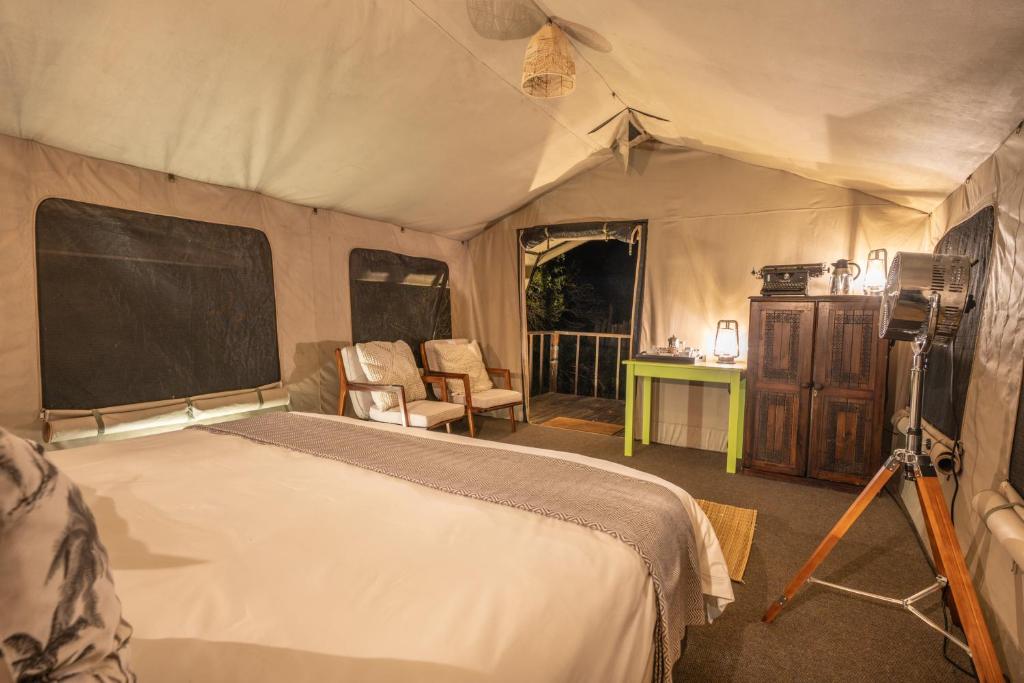 Postel nebo postele na pokoji v ubytování Tygerfontein Safari Tents