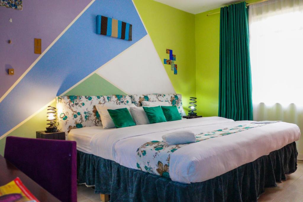 Postel nebo postele na pokoji v ubytování Cozy Rooms JKIA - 3 Bedroom With 5 Beds, 2Baths