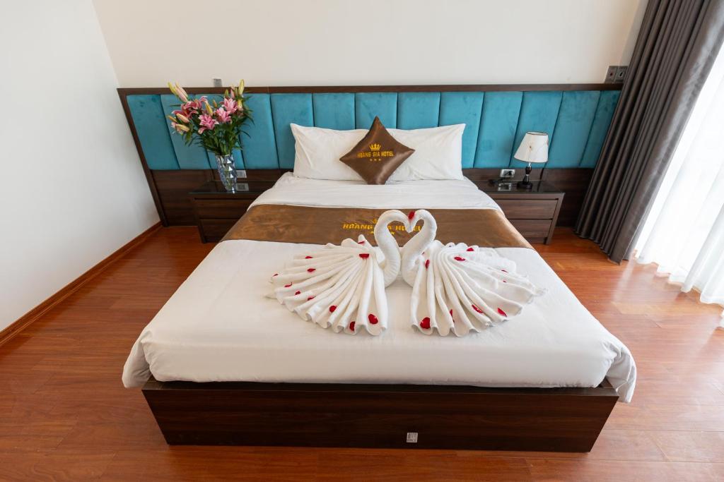 Postel nebo postele na pokoji v ubytování HOÀNG GIA Hotel ĐÔNG ANH