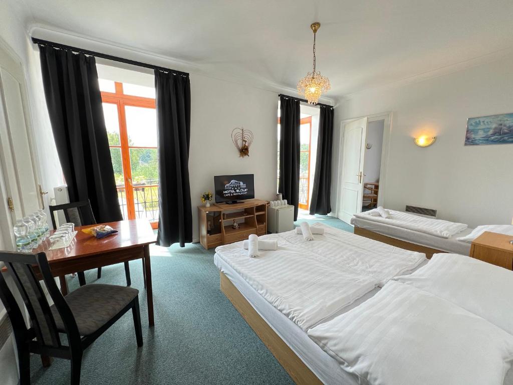 Rúm í herbergi á Hotel Sloup