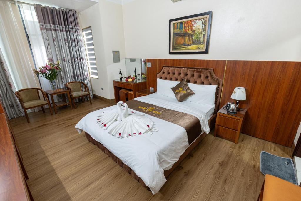 Postel nebo postele na pokoji v ubytování HOÀNG GIA Hotel ĐÔNG ANH