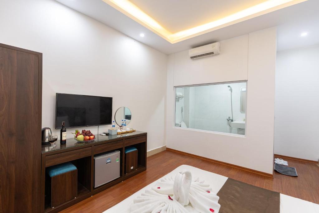 TV a/nebo společenská místnost v ubytování HOÀNG GIA Hotel ĐÔNG ANH