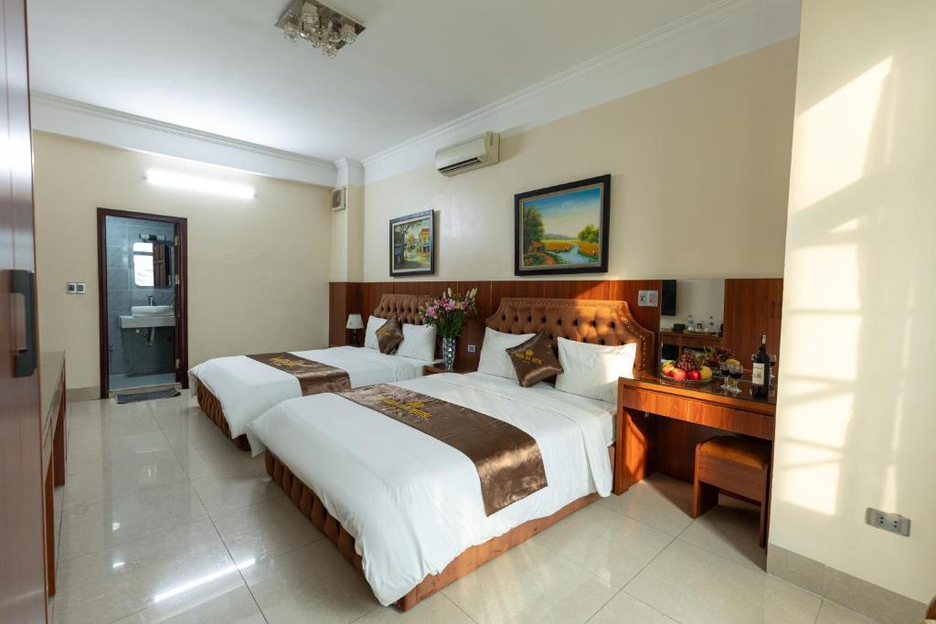 Postel nebo postele na pokoji v ubytování HOÀNG GIA Hotel ĐÔNG ANH