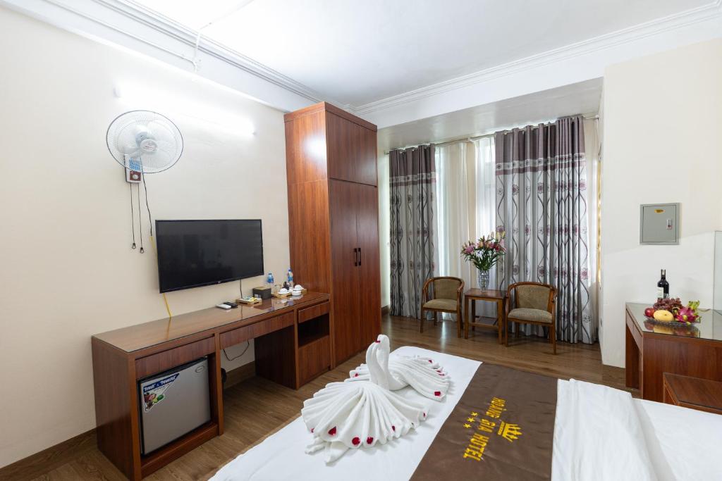 TV a/nebo společenská místnost v ubytování HOÀNG GIA Hotel ĐÔNG ANH