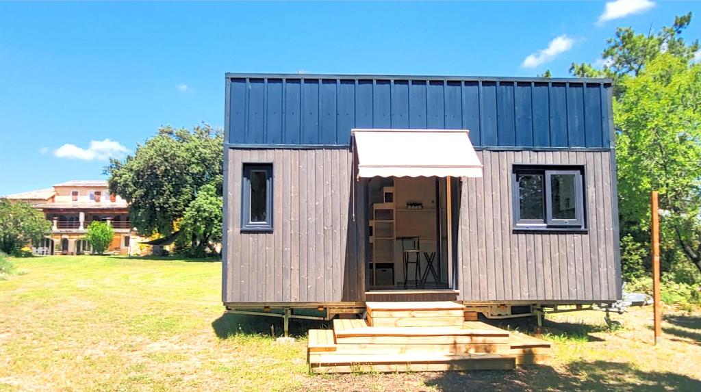 une petite maison assise au-dessus d'un champ dans l'établissement Tiny House - Mas du Soleil, à Bagnols-sur-Cèze