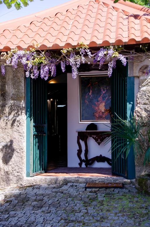 a house with a window with purple flowers on it at Bosque Encantado in Beire